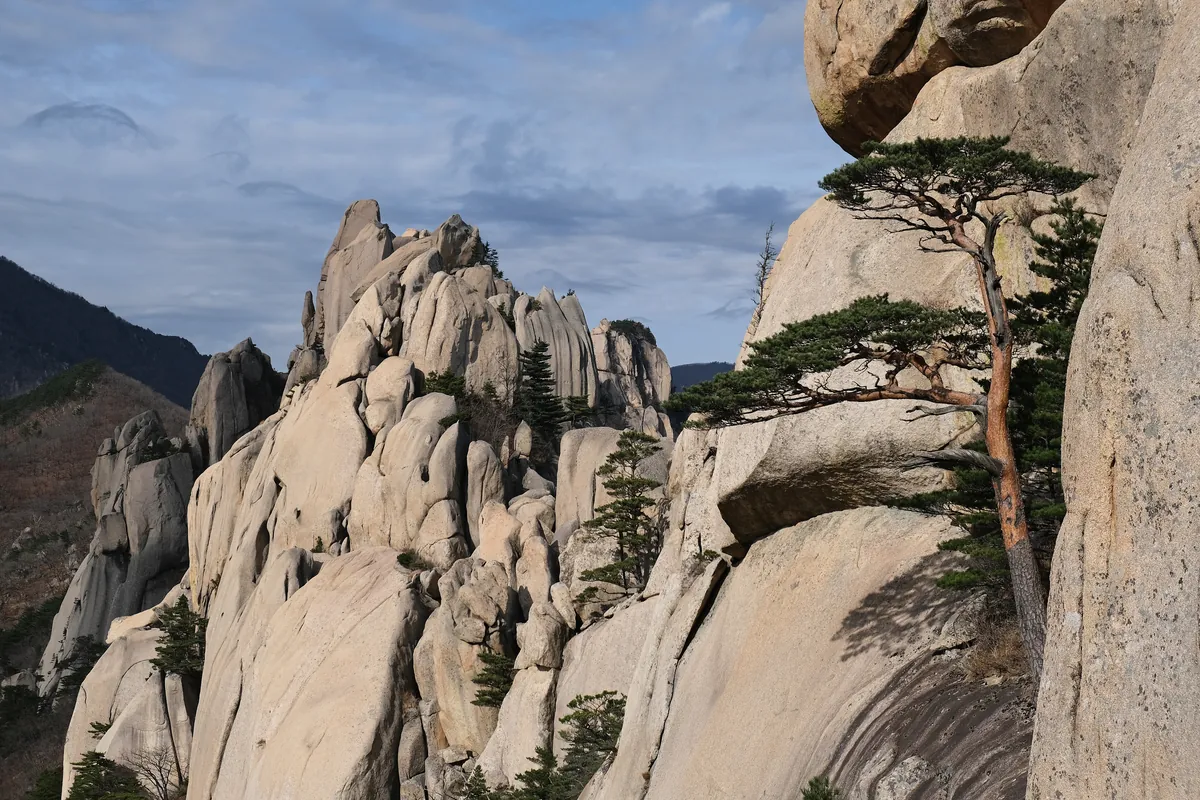 Granite peaks and autumn foliage in Seoraksan National Park